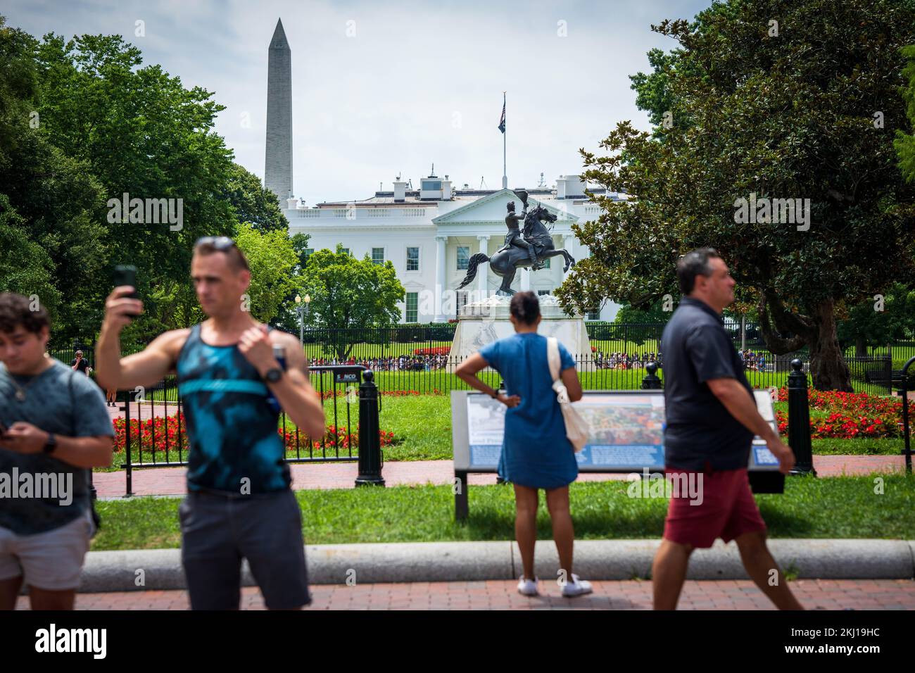 Les visiteurs et les touristes prennent des photos et voient la Maison Blanche à Washington D.C., en Amérique, avec la statue du général Andrew Jackson Banque D'Images Les visiteurs et les touristes prennent des photos et voient la Maison Blanche à Washington D.C., en Amérique, avec la statue du général Andrew Jackson Banque D'Images
