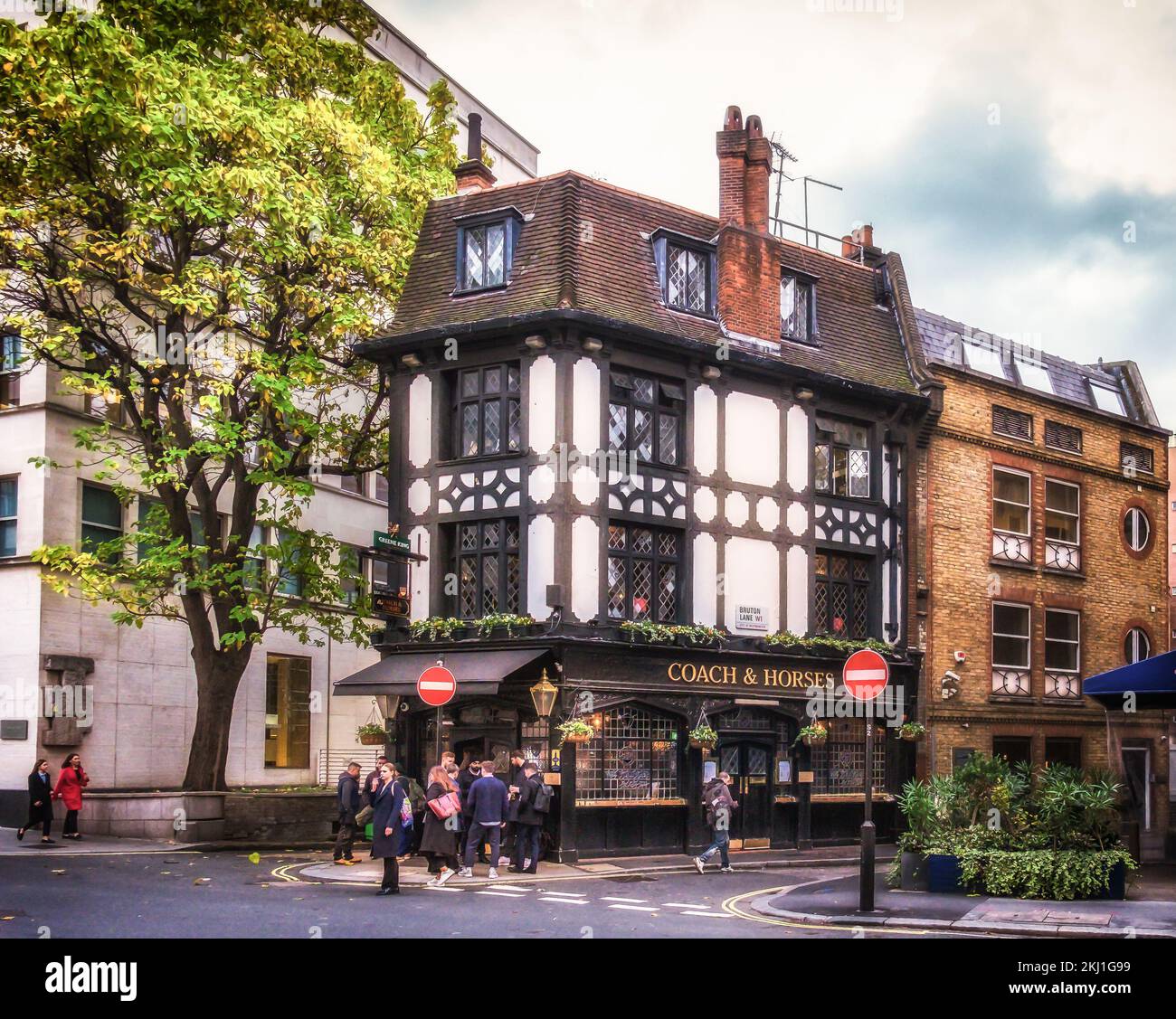 Londres, Royaume-Uni, septembre 2022, vue sur la façade de Coach and Horses, un pub à Mayfair. Banque D'Images