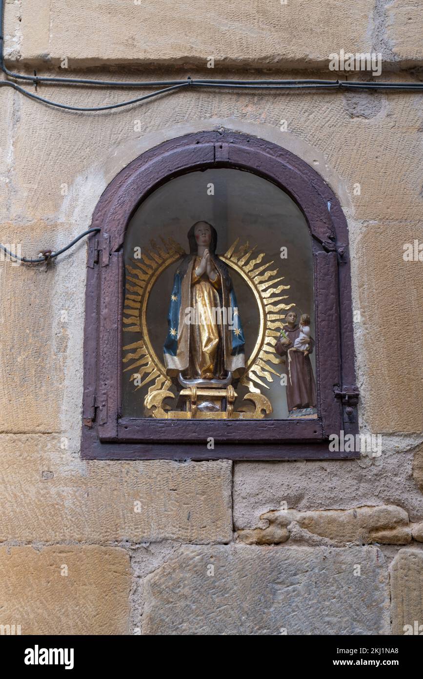 Scène religieuse sur mur dans les rues de la ville de Laguardia Rioja Alavesa région Espagne Banque D'Images