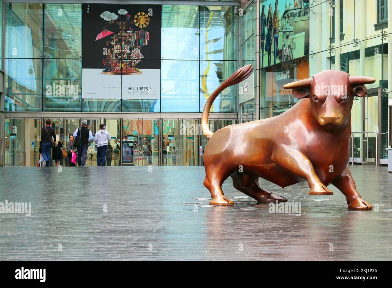 La célèbre statue de taureau à l'entrée du centre commercial de la ville de Birmingham, au Royaume-Uni. Banque D'Images