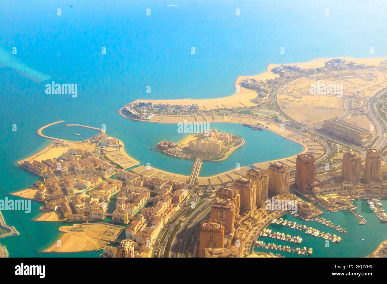 Vue aérienne du PearlQatar, l'île artificielle luxueuse et moderne