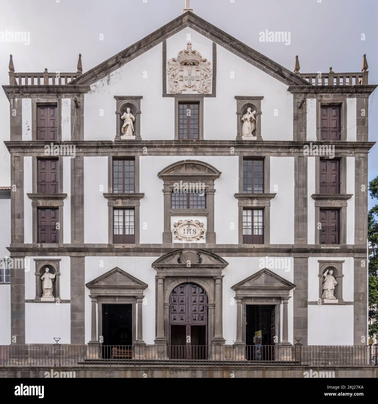 Paysage urbain avec la façade de l'église Sao Joao Evangelista, tourné dans la lumière d'automne lumineuse à Funchal, Madère, Portugal Banque D'Images