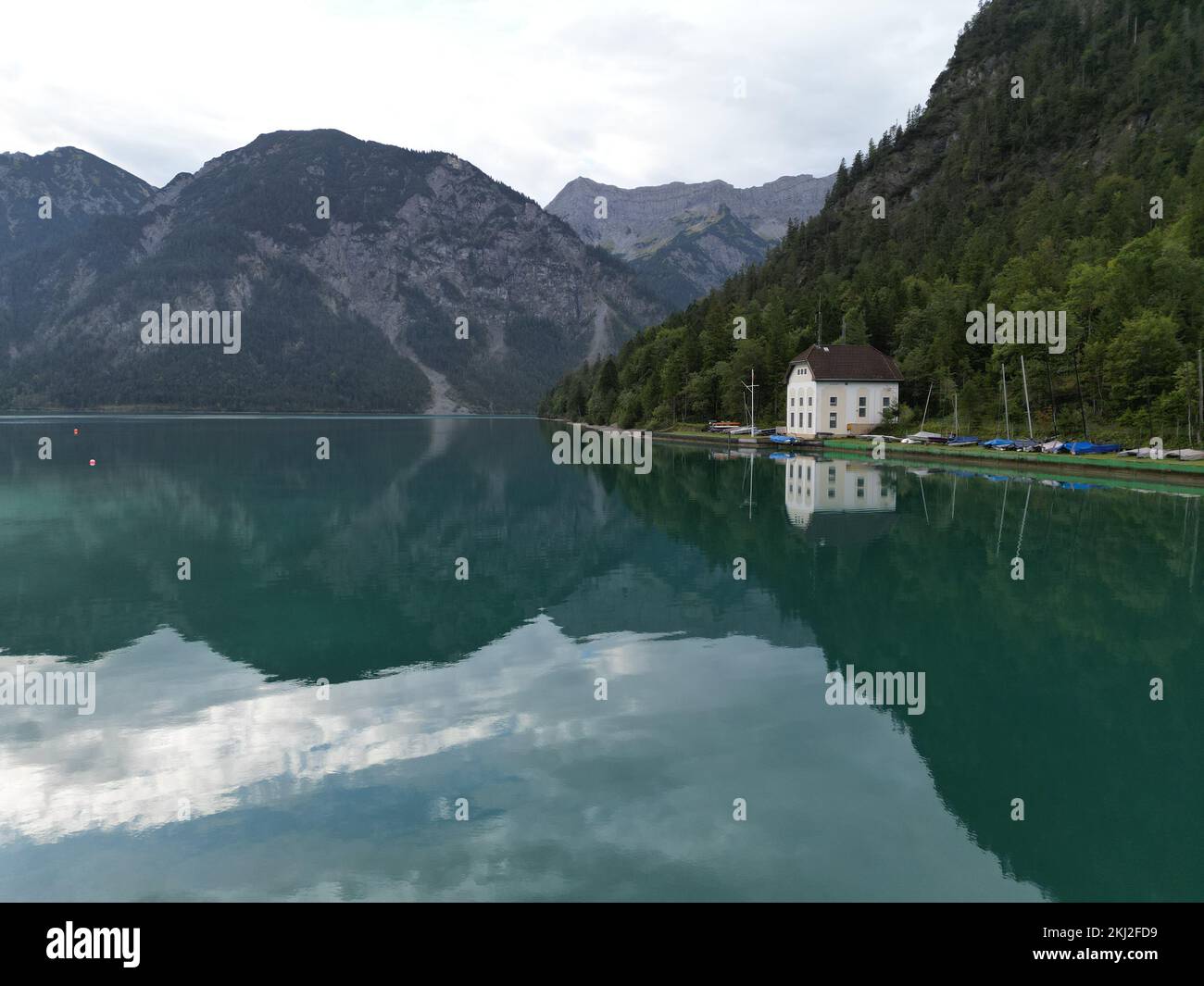 Lac dans le Tyrol Autriche clair eau fixe tôt matin drone vue aérienne Banque D'Images