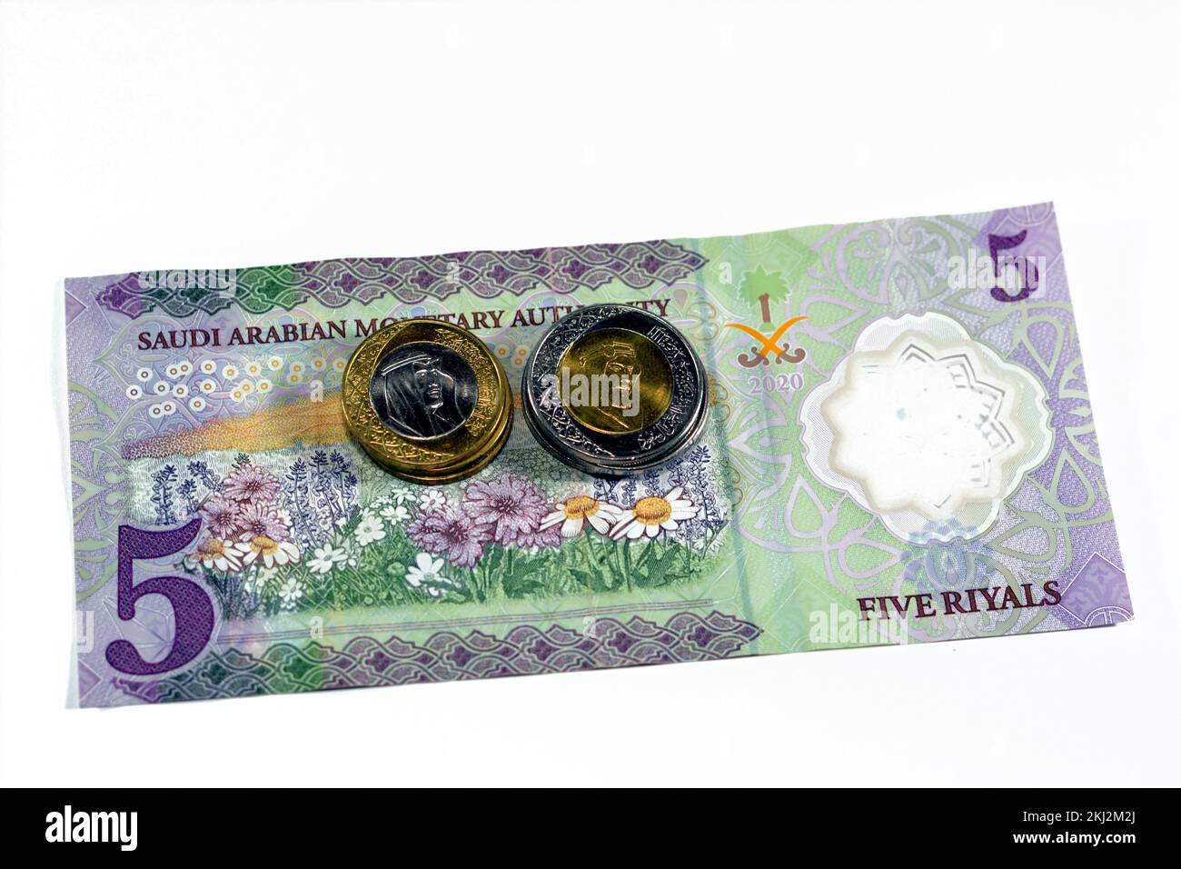 Revers du nouveau polymère 5 SAR cinq Riyals Arabie Saoudite argent liquide billets de banque série 1441 AH présente un champ de fleurs avec 1 et 2 riyals Banque D'Images