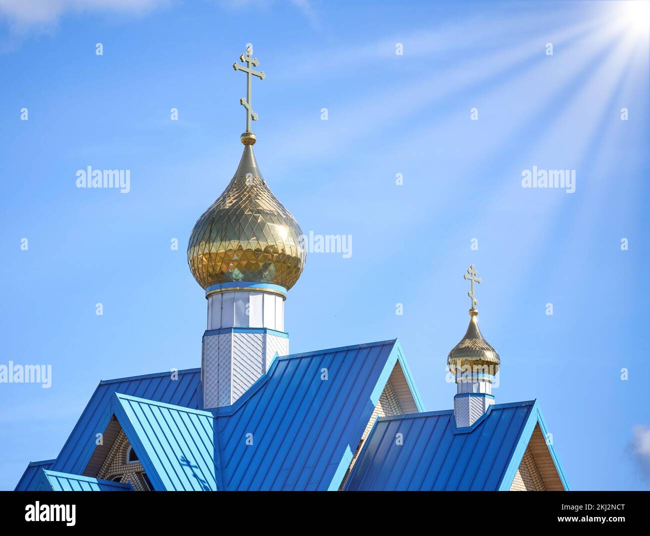 Une vue partielle de l'église orthodoxe sous le ciel bleu et les longs rayons du soleil Banque D'Images
