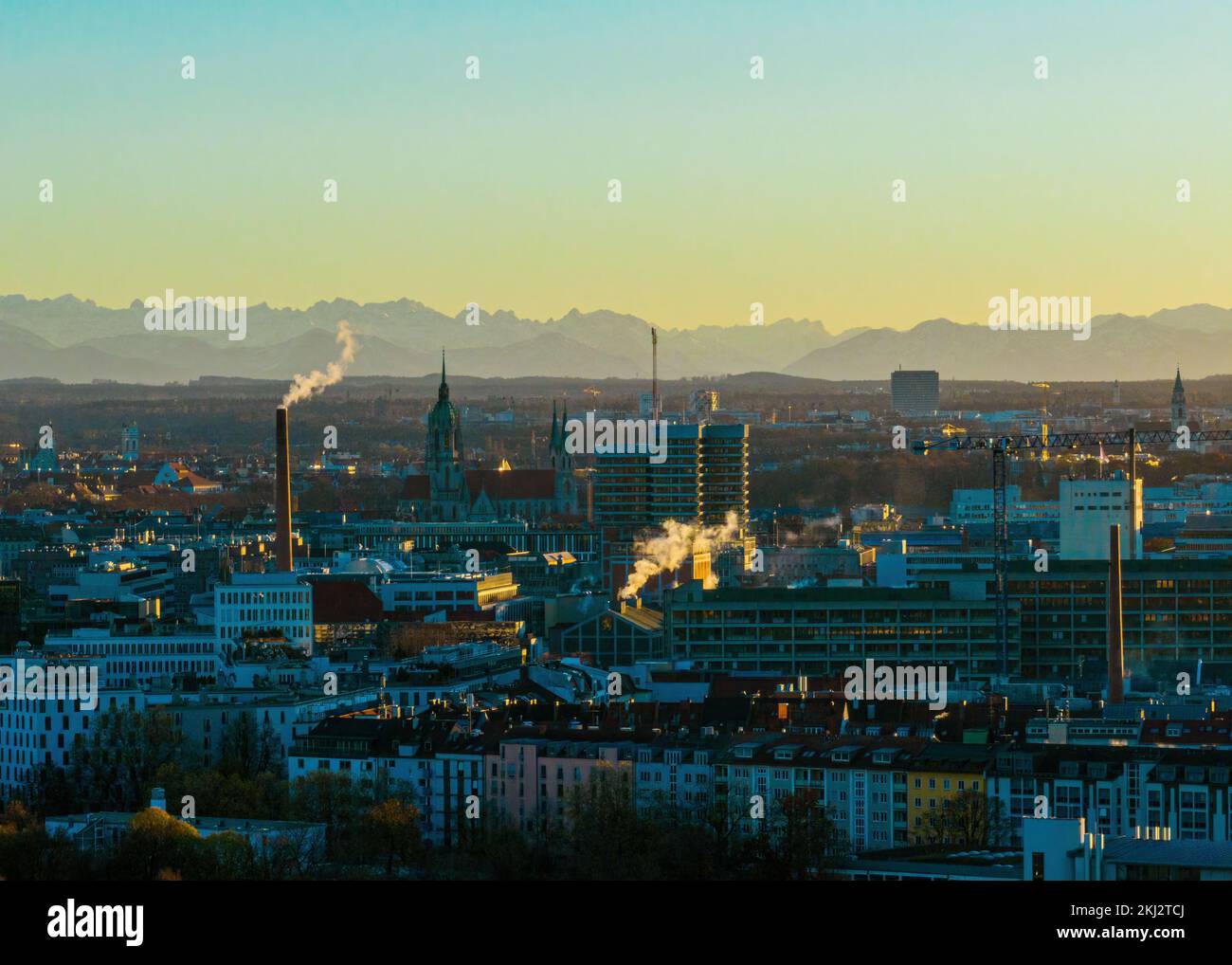 Panorama de la ville de Munich avec des alpes enneigées en arrière-plan Banque D'Images