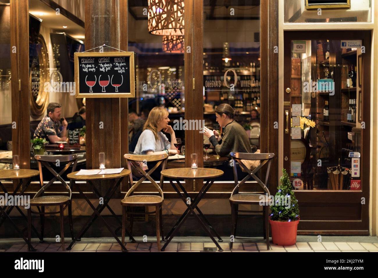 Irlande, Dublin, un couple qui a dîné des boissons dans un restaurant vu de l'extérieur Banque D'Images
