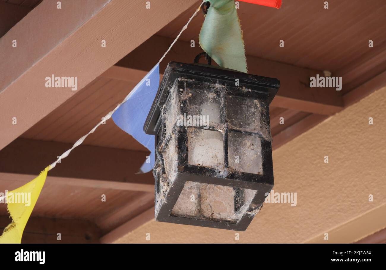 Lanterne antique suspendue à un plafond en bois avec des drapeaux colorés à la gare de Santa Barbara, Californie, Etats-Unis Banque D'Images