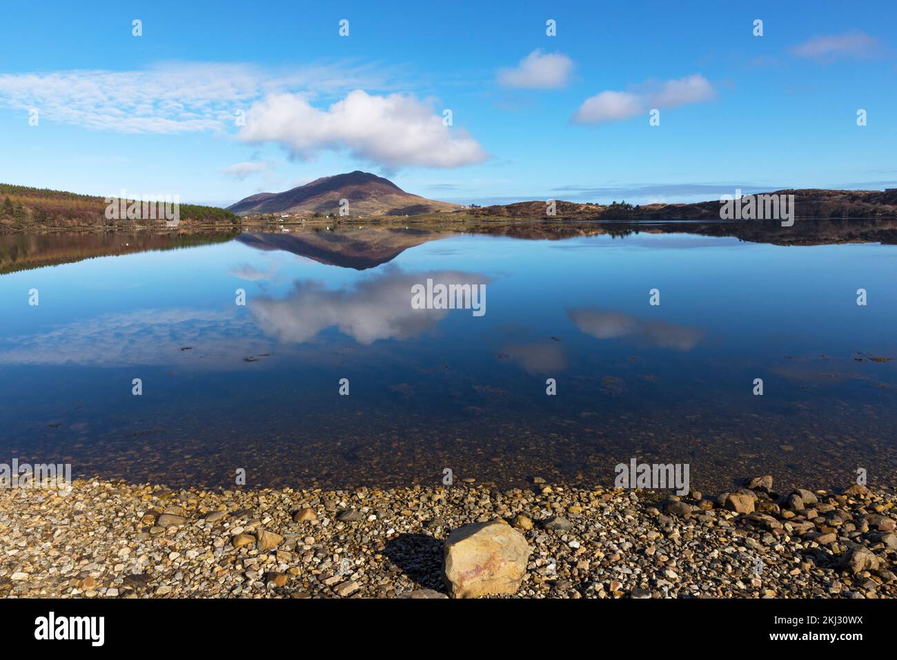 Irlande, Connemara, Parc National du Connemara, reflet du paysage dans un lac. Banque D'Images