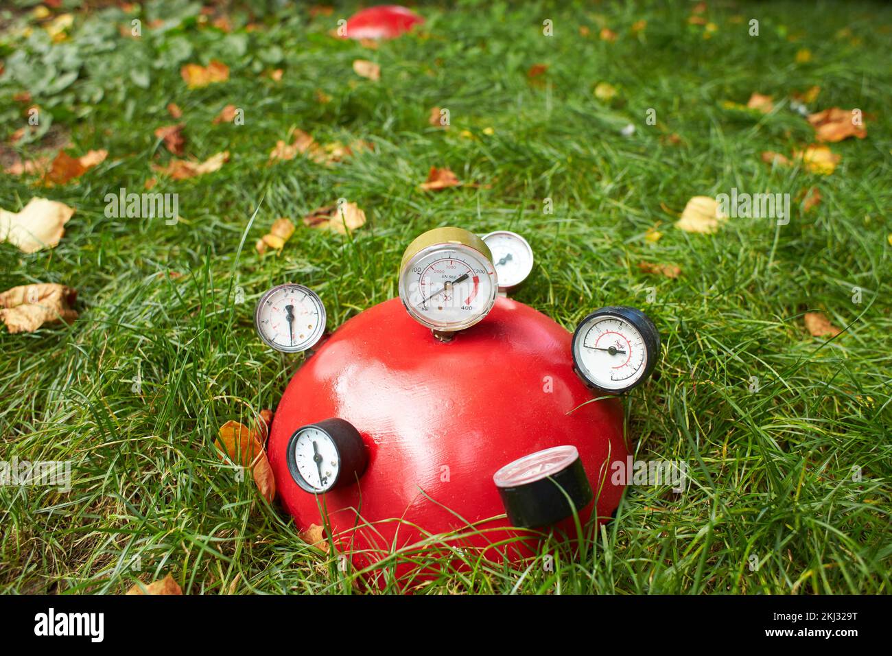 De nombreux manomètres d'air dans le réservoir du compresseur, dans l'herbe verte Banque D'Images