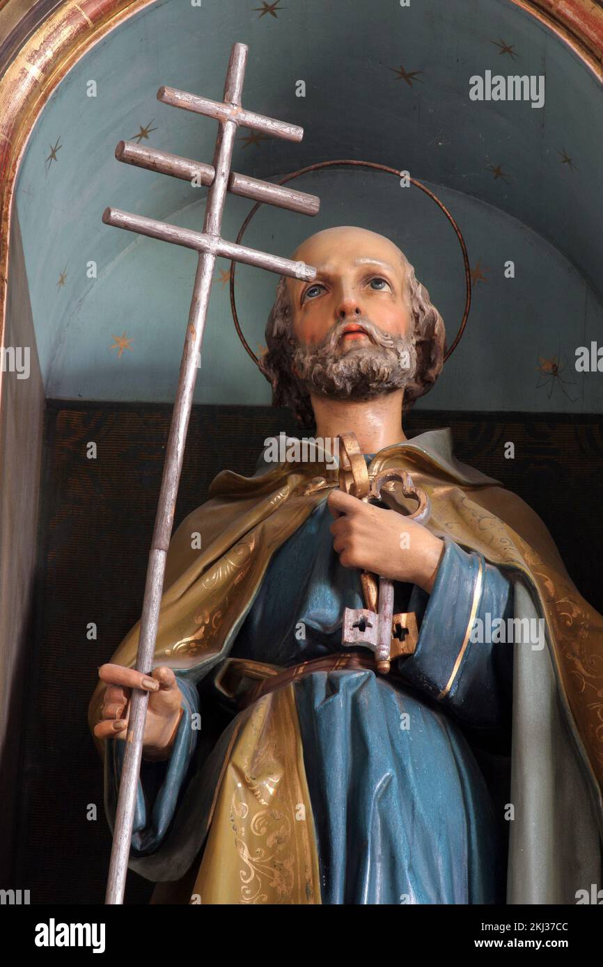 Saint Pierre, statue sur l'autel principal de l'église paroissiale Sacré coeur de Jésus et de Saint Ladislaus au Mali Corbeau, Croatie Banque D'Images