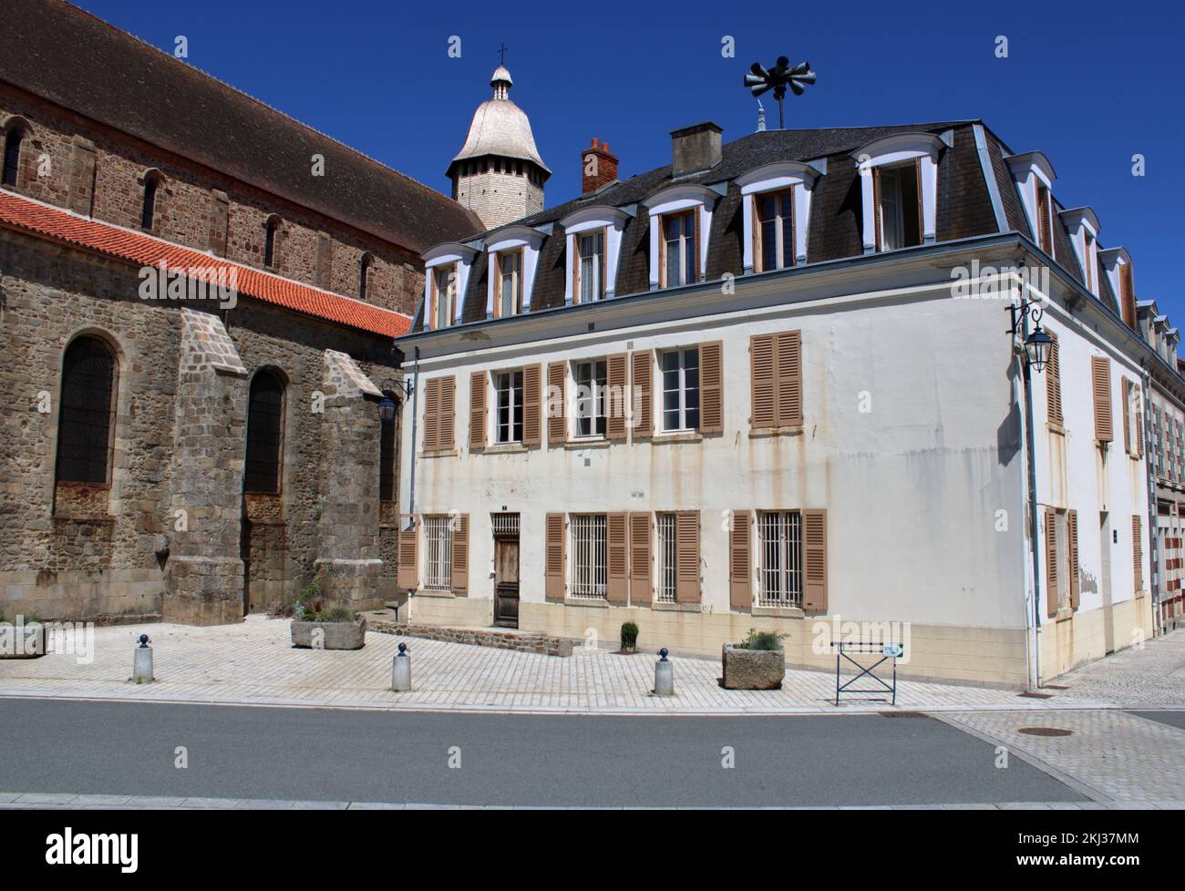 Jolie vue sur les bâtiments de la ville thermale française d'Évaux-les-bains, y compris une vue latérale sur l'abbaye Saint-Pierre et Paul Banque D'Images