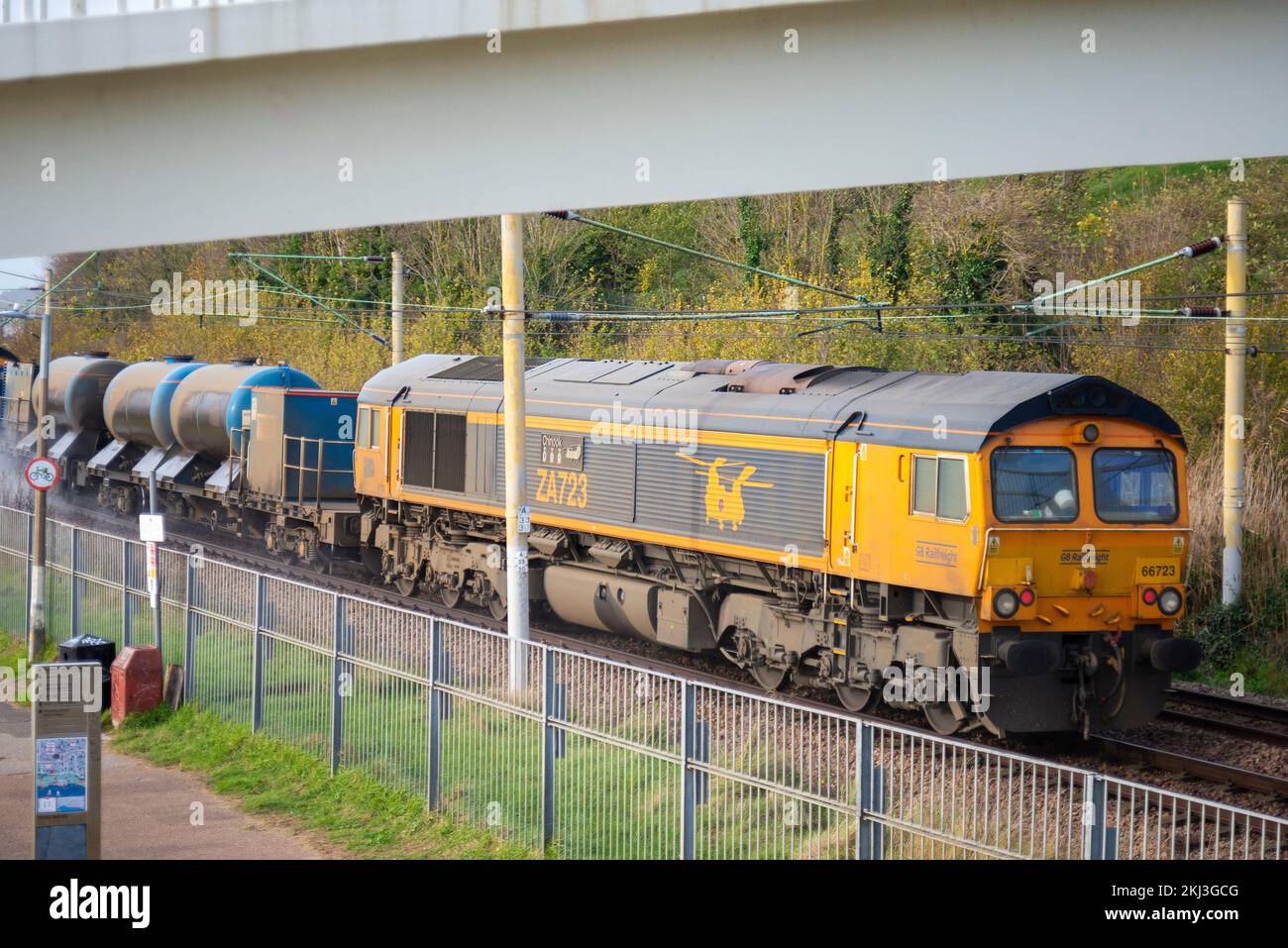 GB Railfreight classe 66 locomotive nommée ZA723 Chinook exploitant un train de traitement de tête de rail, train de traitement de tête de rail, pour dégager les rails Banque D'Images