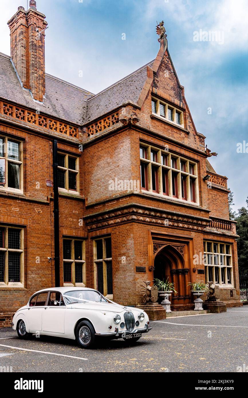 Voiture d'époque à l'extérieur d'un manoir anglais dans la campagne Banque D'Images