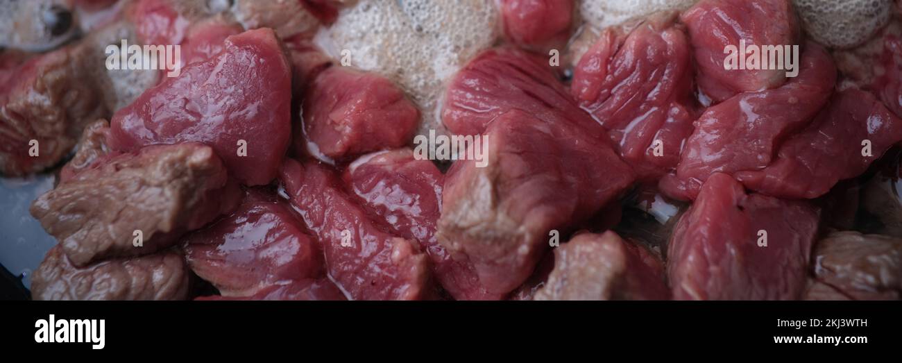Morceaux d'agneau de bœuf de porc frits dans une poêle Banque D'Images