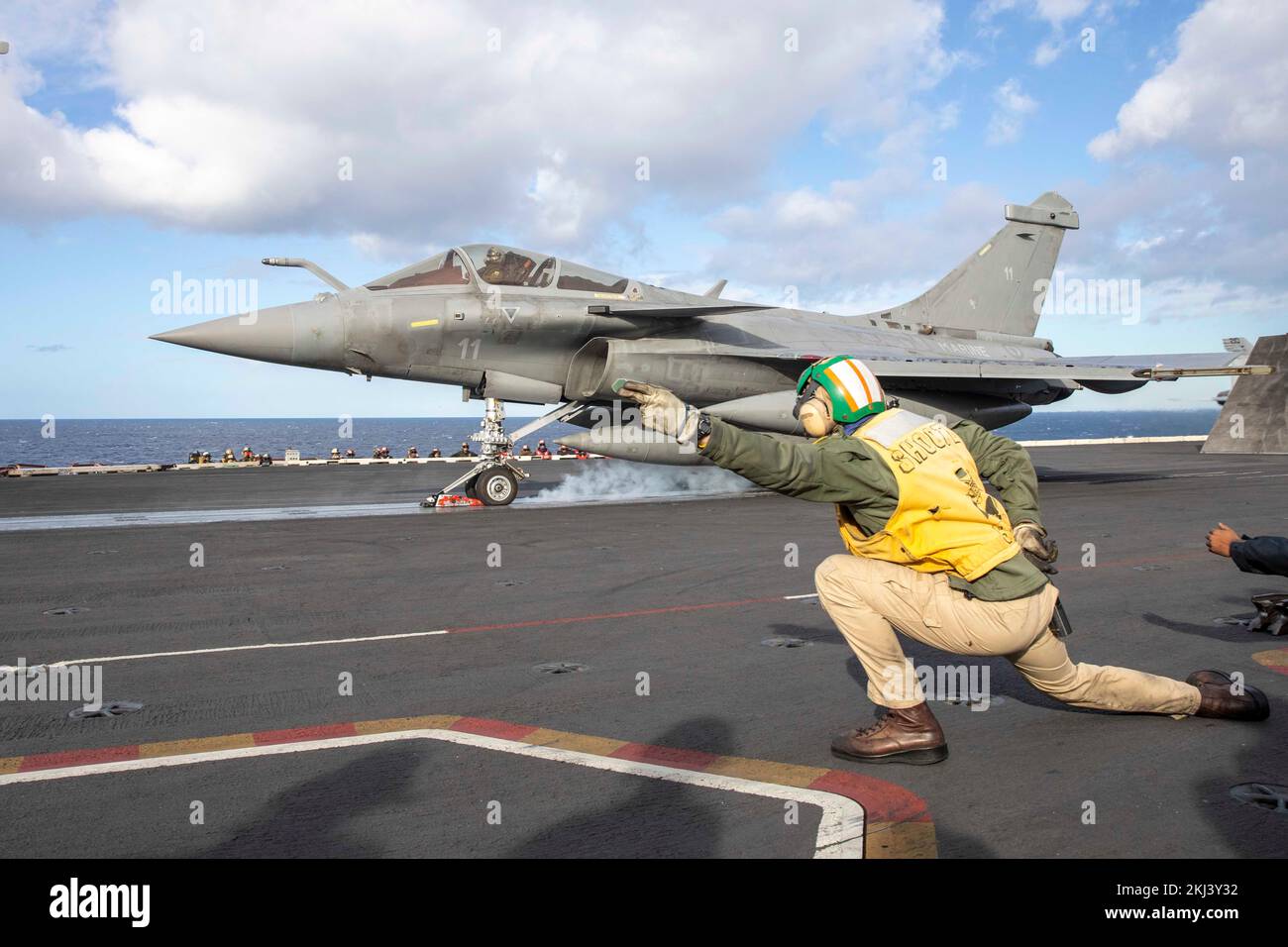 USS George HW Bush, Italie. 23rd novembre 2022. ÉTATS-UNIS Le tireur de pont de la Marine signale un avion de chasse Dassault Rafale de la Marine française pour le lancement du pont de vol du porte-avions de la classe Nimitz USS George H.W. Bush pendant les opérations multi-transporteurs, 23 novembre 2022 dans la mer Ionienne. Crédit : MC3 Samuel Wagner/US Navy photo/Alay Live News Banque D'Images