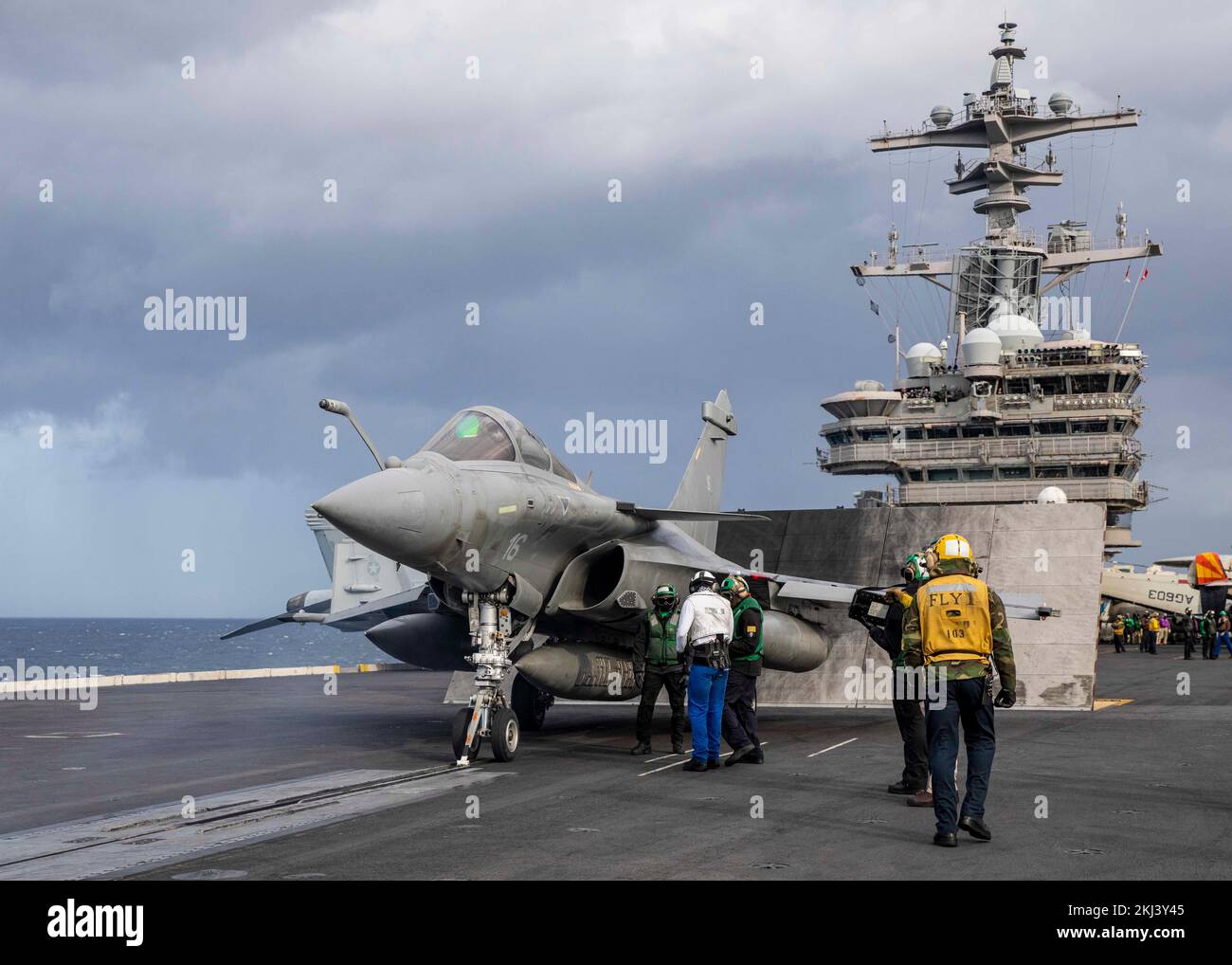 USS George HW Bush, Italie. 23rd novembre 2022. ÉTATS-UNIS Les équipes de la Marine préparent un avion de chasse Dassault Rafale de la Marine française pour le lancement du pont de vol du porte-avions de la classe Nimitz USS George H.W. Bush pendant les opérations multi-transporteurs, 23 novembre 2022 dans la mer Ionienne. Crédit : MC3 Samuel Wagner/US Navy photo/Alay Live News Banque D'Images
