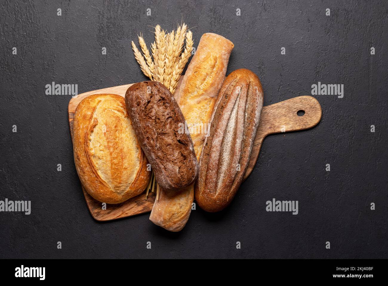 Pain frais sur planche à découper. Poser à plat avec Banque D'Images