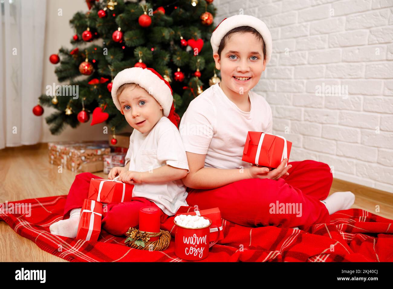 Les frères déballer leurs cadeaux de Noël. Banque D'Images