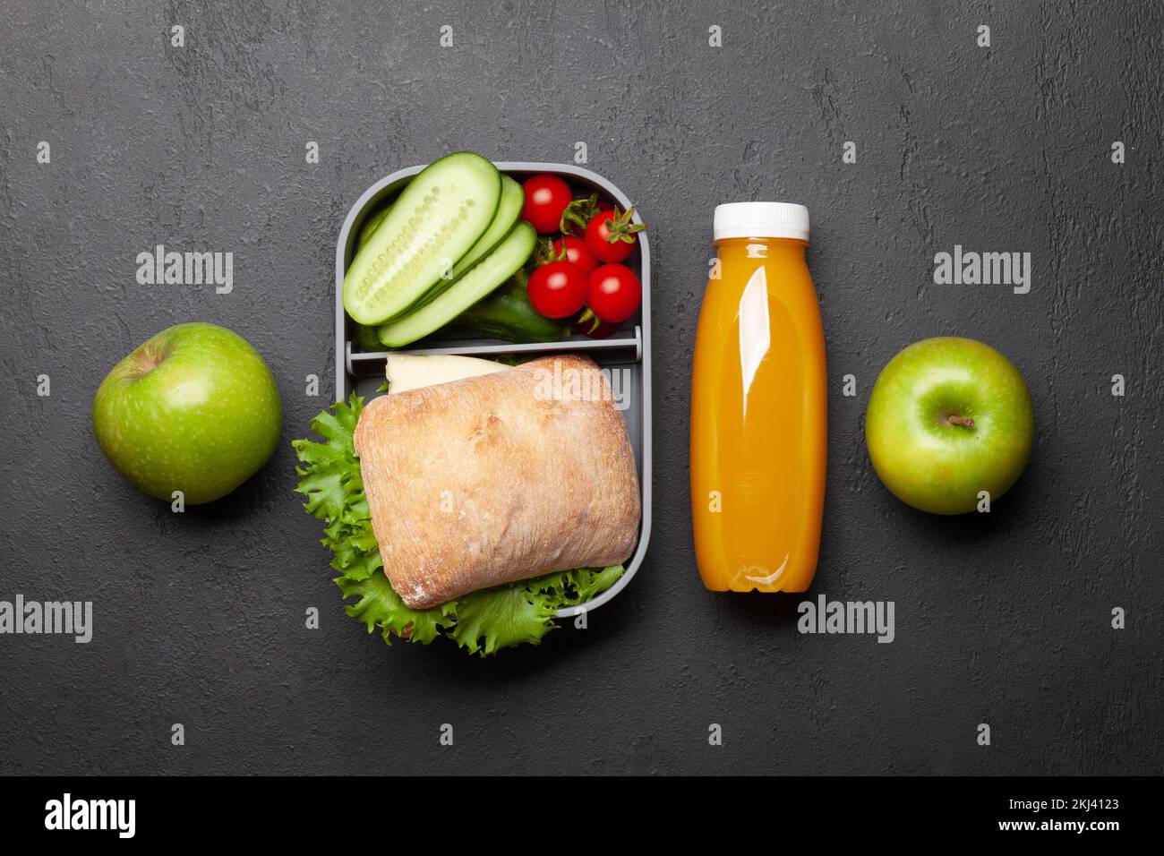 Panier repas avec sandwich, légumes et jus. Repas à l'école ou au bureau. Pose à plat Banque D'Images