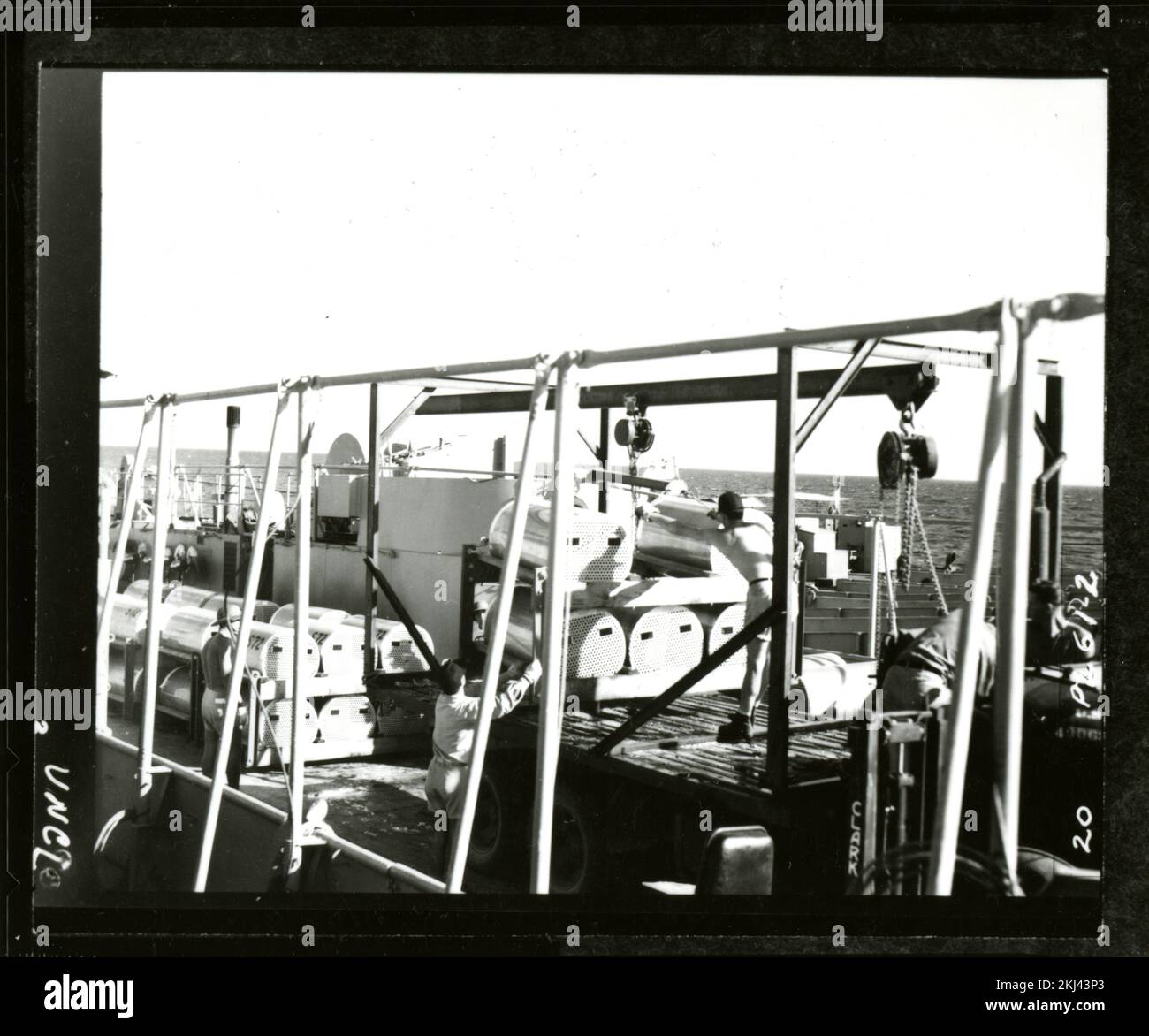 Projet 20 - activités d'essai de l'opération Greenhouse (Enewetak). Conteneur d'animaux chargé sur les camions à partir du bateau. Photographies d'essais nucléaires atmosphériques sur les sites d'essais de l'île du Pacifique et du Nevada. Banque D'Images