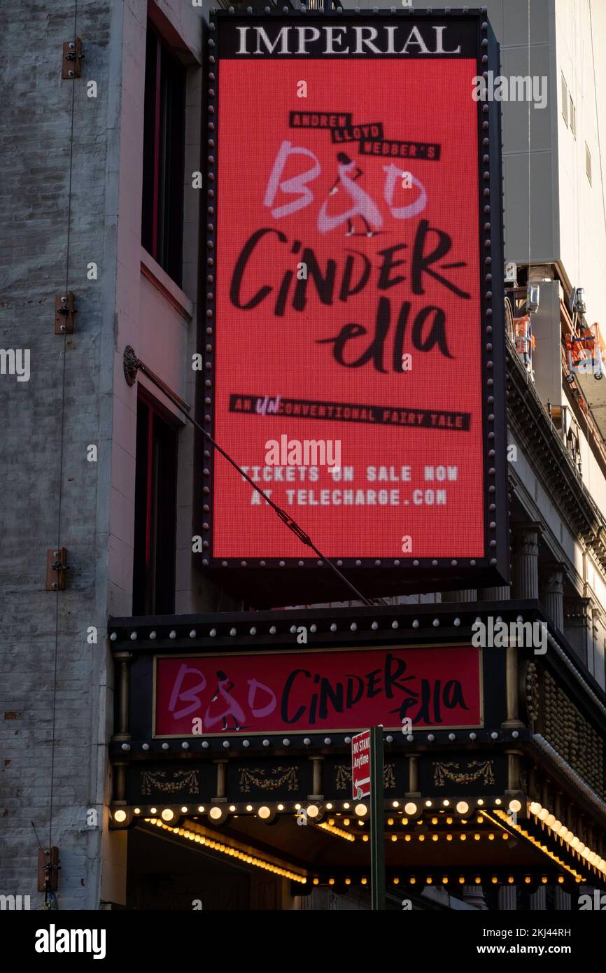 La façade du théâtre impérial et le marquis annonçant 'Bad Cendrillon', Times Square, NYC, Etats-Unis Banque D'Images