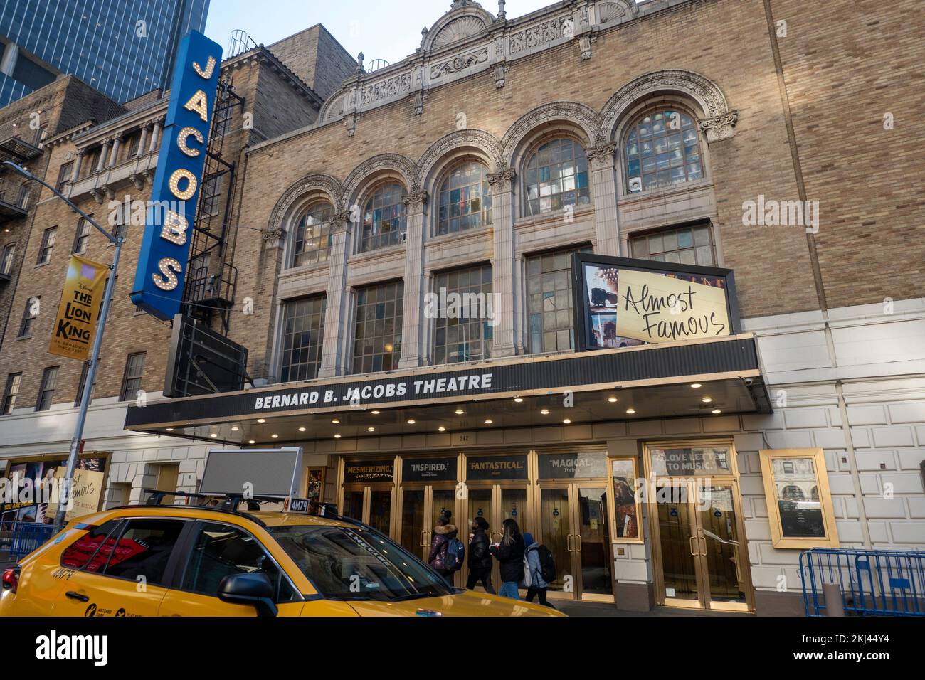 Bernard B. Jacobs Theatre Marquee avec The Play 'presque célèbre', NYC, USA 2022 Banque D'Images