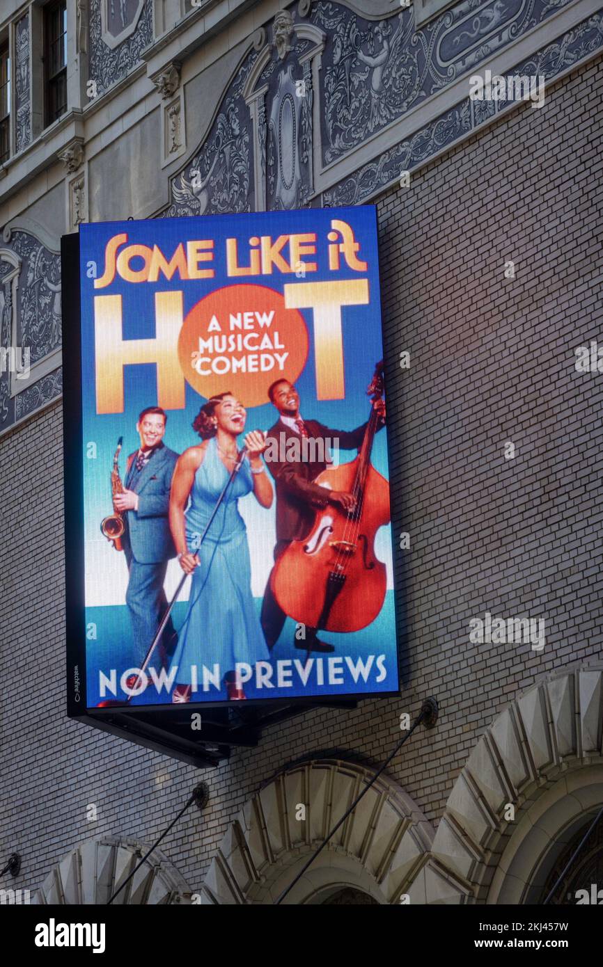 Publicité LED Shubert Theatre avec « un peu comme il chaud », NYC, États-Unis 2022 Banque D'Images