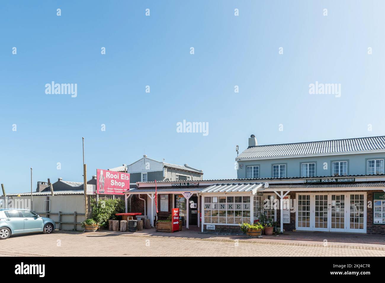 Rooiels, Afrique du Sud - 20 septembre 2022 : une scène de rue à Rooiels dans la région de l'ouest du Cap Overberg. Un supermarché, une entreprise de sécurité et un car de véhicule Banque D'Images