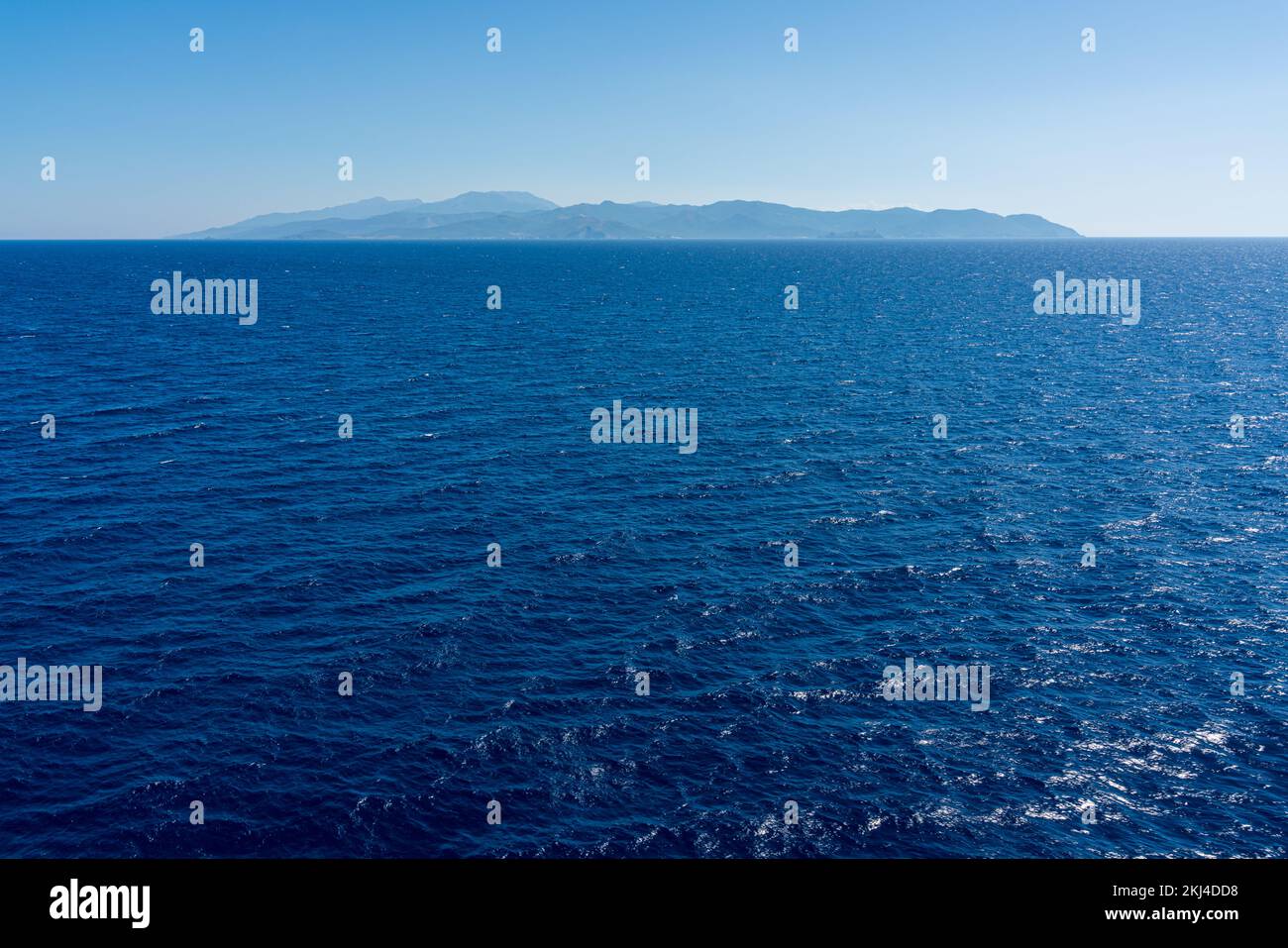 L'île de Corse, vue depuis le ferry depuis l'Italie. Banque D'Images