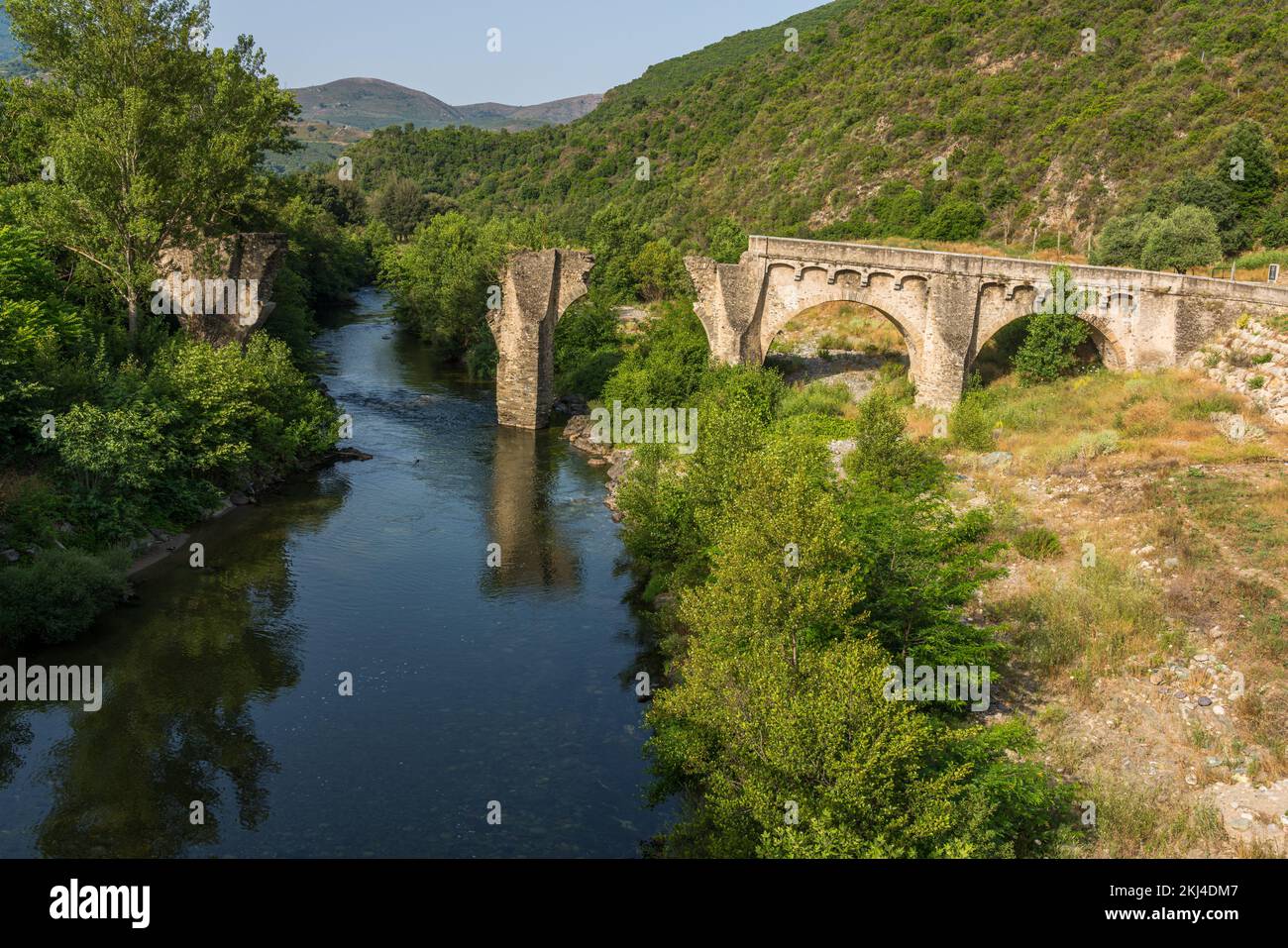 Pont panoramique sur la rivière Golo dans le nord de la Corse, en France. Banque D'Images