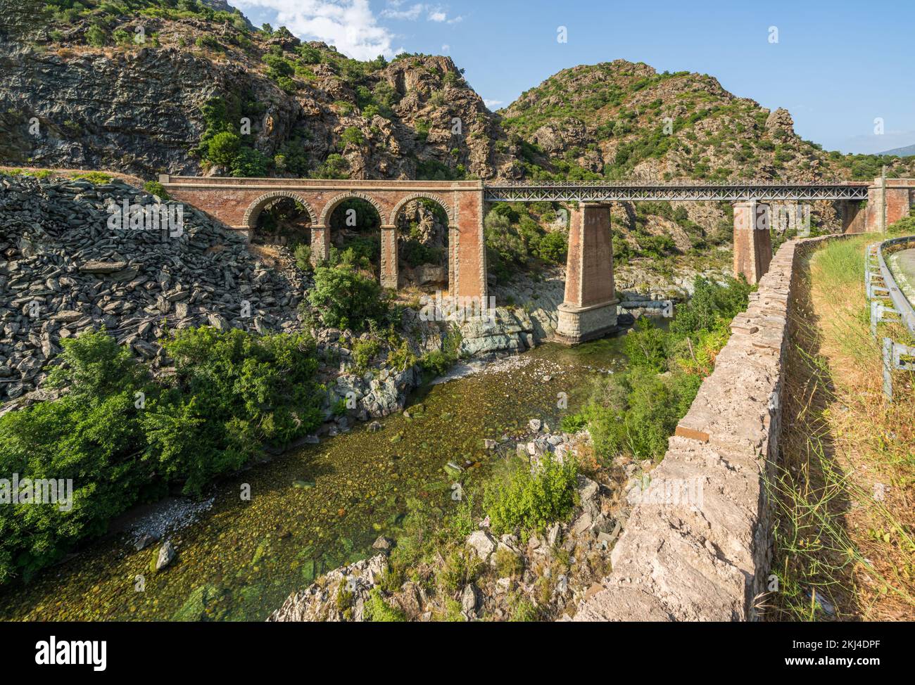 Pont panoramique sur la rivière Golo dans le nord de la Corse, en France. Banque D'Images