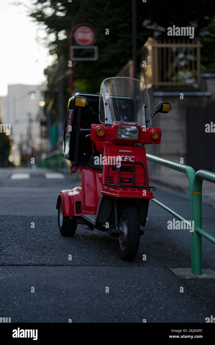 Un cliché vertical d'un scooter rouge de livraison KFC à Tokyo, au Japon Banque D'Images