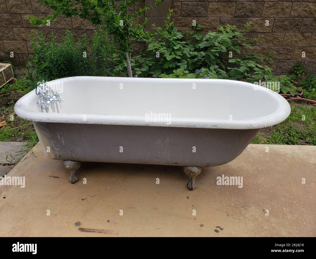 Vue sur une baignoire extérieure en fer blanc Photo Stock - Alamy