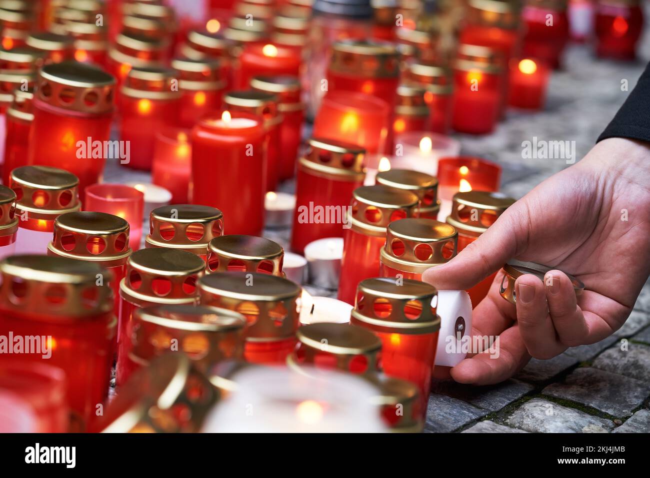 Une main éclaire les bougies à l'anniversaire de la Révolution de velours le 17th novembre à Prague, en Tchéquie Banque D'Images