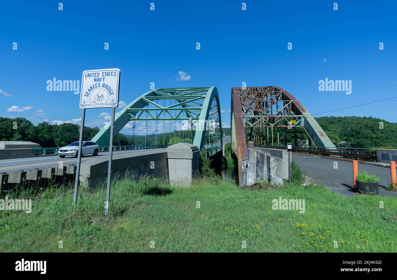 Le pont des Seabees de la Marine et le pont de pierre du juge Harlan Fiske voient la circulation légère par une chaude journée d'été. Banque D'Images