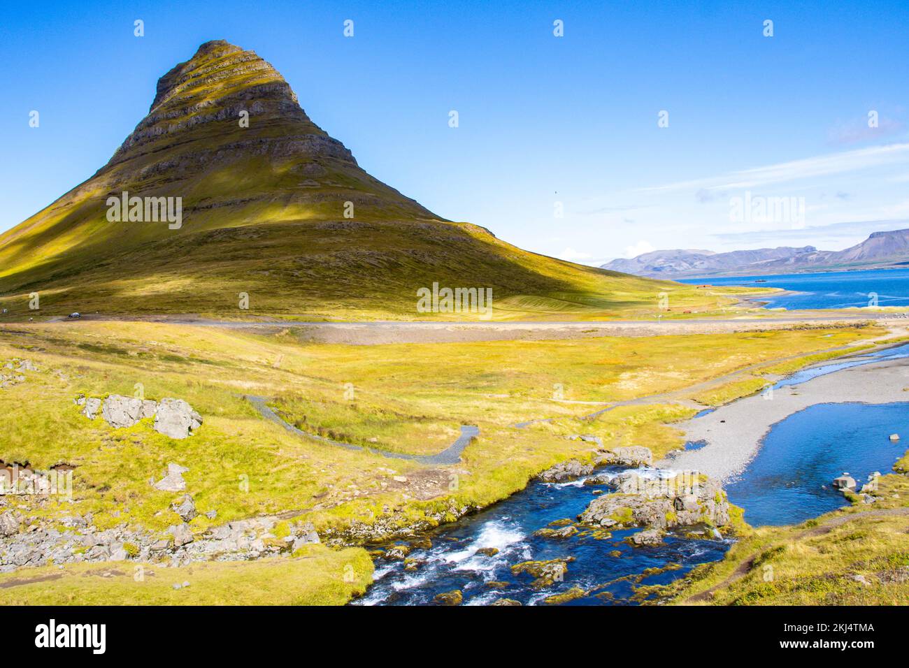 Kirkjufell et kirkjufellsfoss islande en août de l'été Banque D'Images