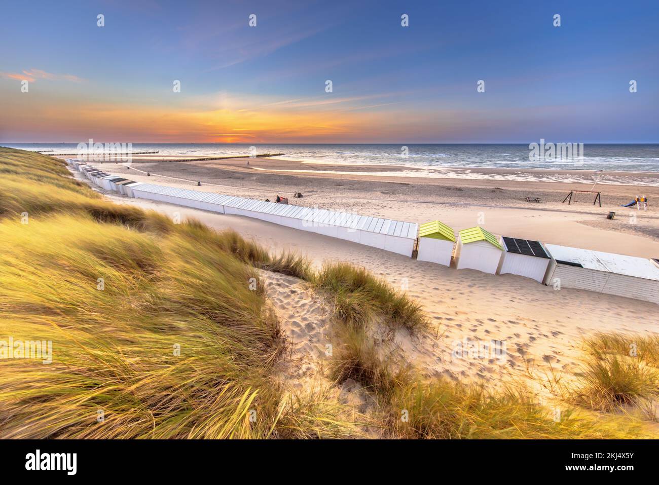 Maisons de plage sur la plage de Westkapelle vue depuis les dunes de Zeeland au coucher du soleil, pays-Bas. Paysage scène de la nature en Europe. Banque D'Images Maisons de plage sur la plage de Westkapelle vue depuis les dunes de Zeeland au coucher du soleil, pays-Bas. Paysage scène de la nature en Europe. Banque D'Images
