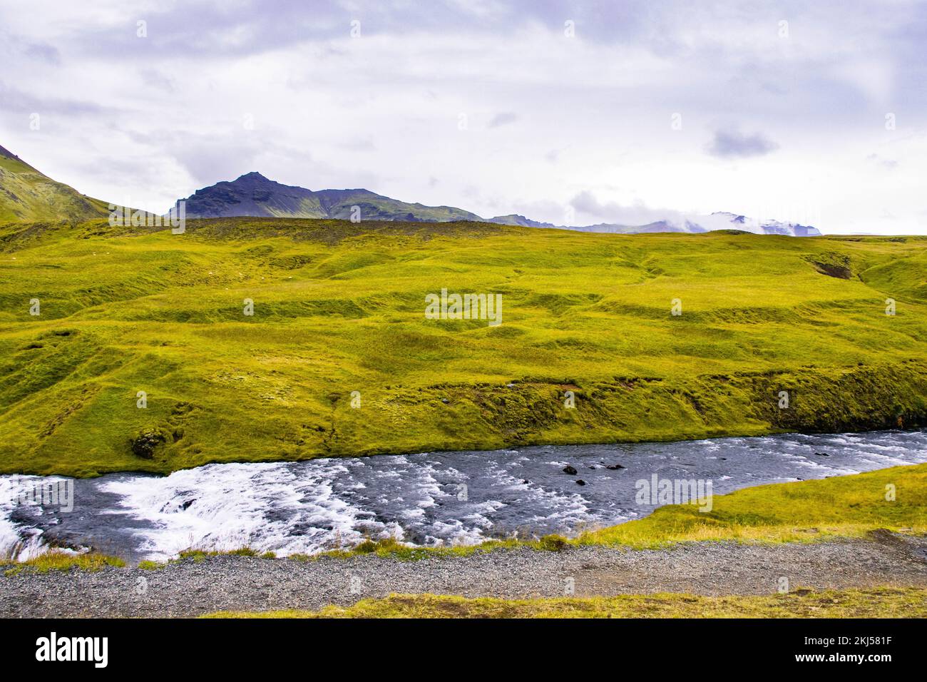 Rivière Skogar en islande qui crée des cascades de Skogafoss Banque D'Images