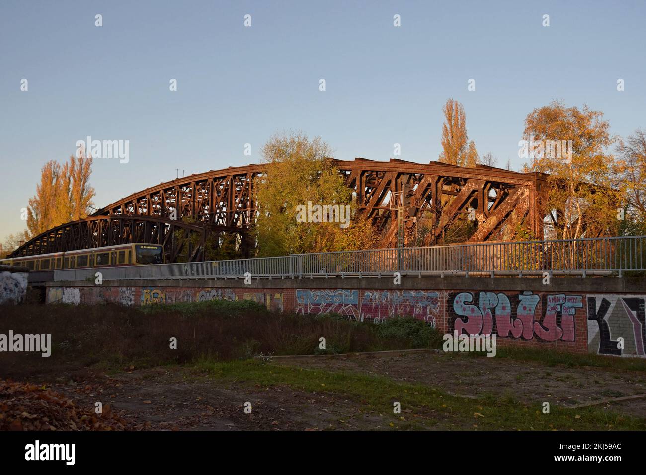 Le pont de Liesenbrücken, un pont désaffecté qui faisait autrefois partie du réseau de S Bahn qui se trouvait sur la ligne du mur de Berlin, Berlin, Allemagne Banque D'Images