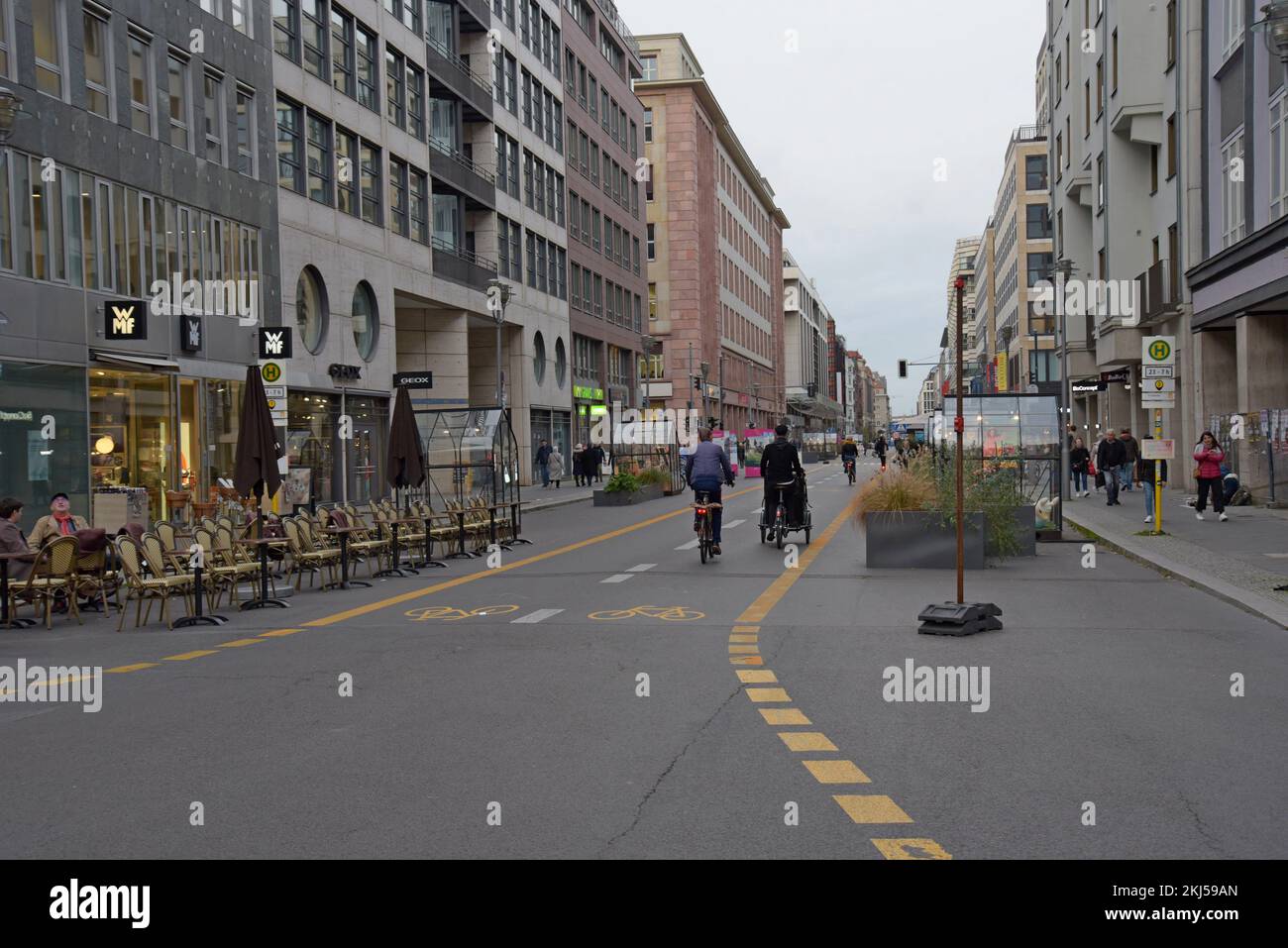 Cyclistes et piétons dans la zone sans voiture LTN récemment zone piétonne de Friedrichstrasse, une rue importante de Berlin, en Allemagne Banque D'Images