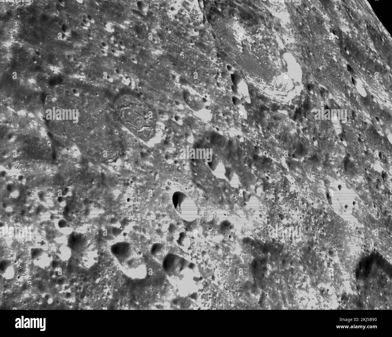 Orbite lunaire, orbite terrestre. 21 novembre 2022. Des images en noir et blanc de la surface lunaire montrant des cratères capturés par la caméra de navigation optique Orion lors de l'approche la plus proche de la Lune, le sixième jour de vol de la mission Artemis I de la NASA, 21 novembre 2022, dans l'orbite lunaire. Credit: NASA/NASA/Alamy Live News Banque D'Images