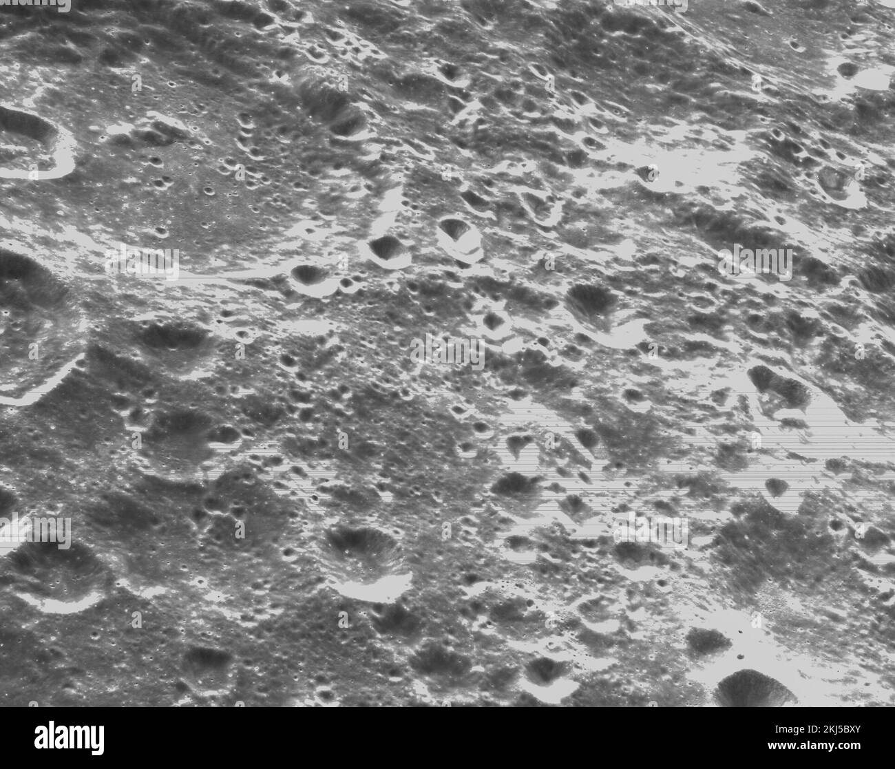 Orbite lunaire, orbite terrestre. 21 novembre 2022. Des images en noir et blanc de la surface lunaire montrant des cratères capturés par la caméra de navigation optique Orion lors de l'approche la plus proche de la Lune, le sixième jour de vol de la mission Artemis I de la NASA, 21 novembre 2022, dans l'orbite lunaire. Credit: NASA/NASA/Alamy Live News Banque D'Images