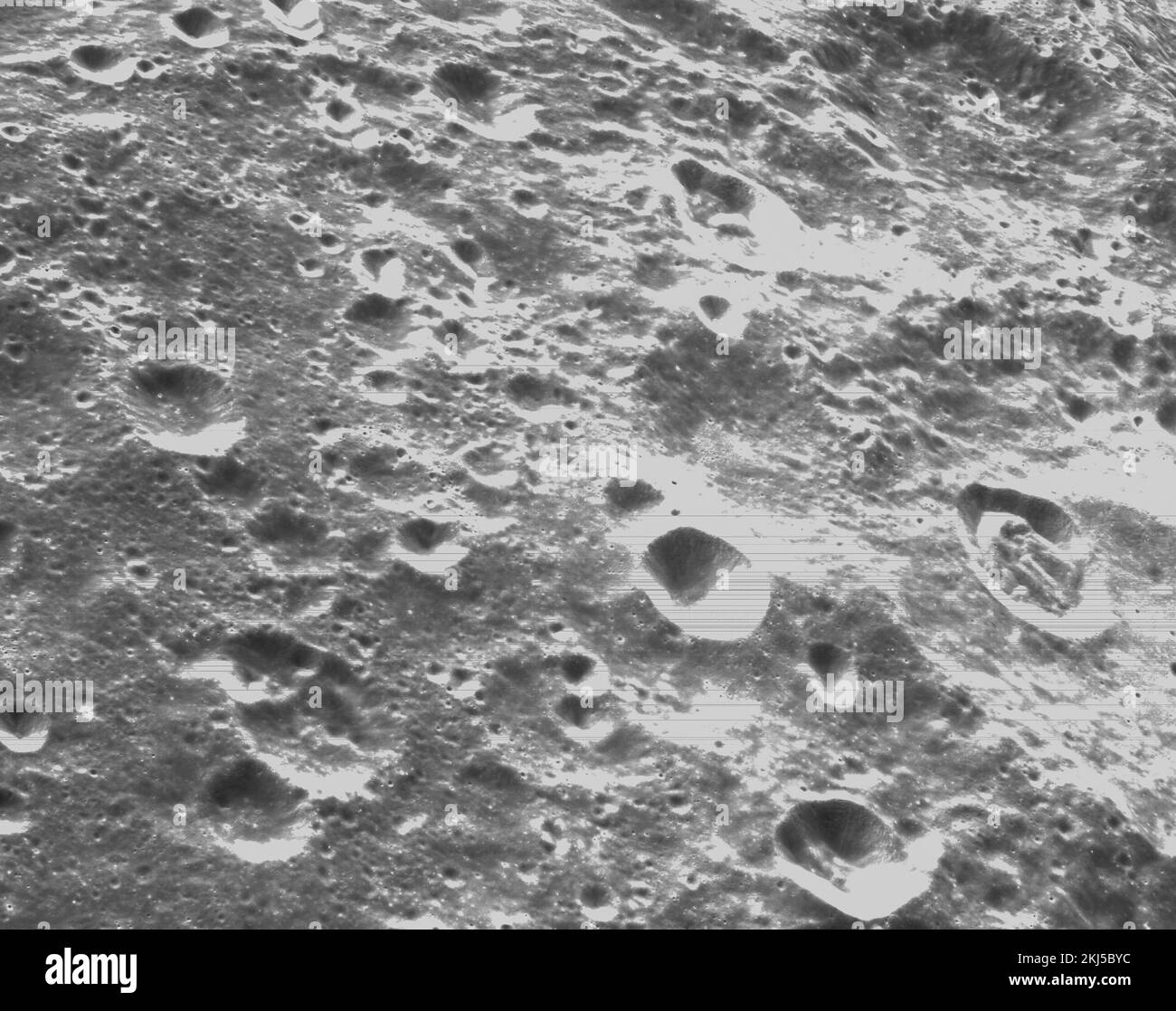 Orbite lunaire, orbite terrestre. 21 novembre 2022. Des images en noir et blanc de la surface lunaire montrant des cratères capturés par la caméra de navigation optique Orion lors de l'approche la plus proche de la Lune, le sixième jour de vol de la mission Artemis I de la NASA, 21 novembre 2022, dans l'orbite lunaire. Credit: NASA/NASA/Alamy Live News Banque D'Images