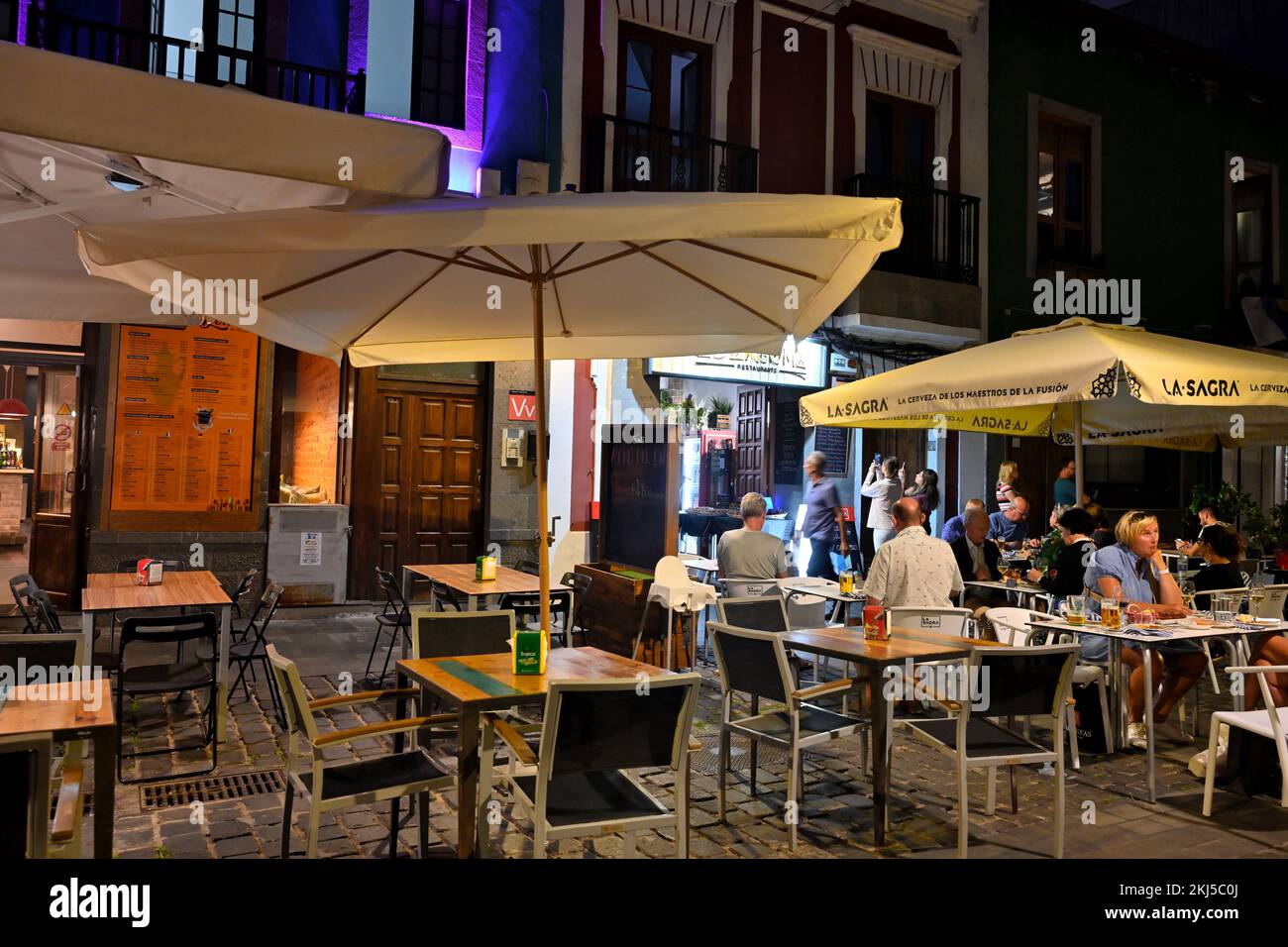 Manger dehors le soir, C. Mendizábal, près de la Plaza de Santa Ana, Las Palmas, Gran Canaria Banque D'Images