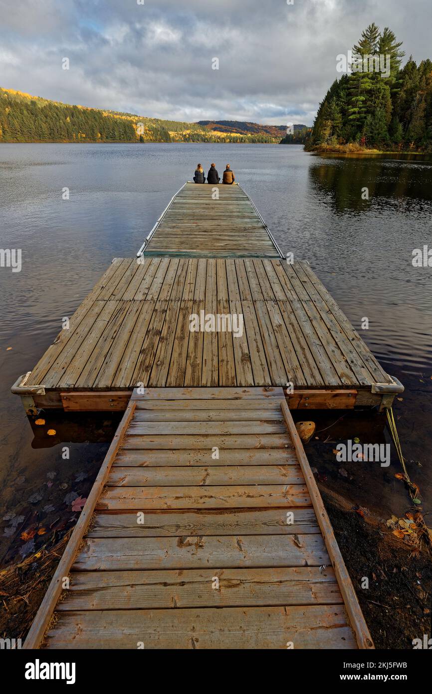 Sur un ponton en bois sur les rives du lac Wapizagonke, parc national de la Mauricie, Québec, Canada Banque D'Images