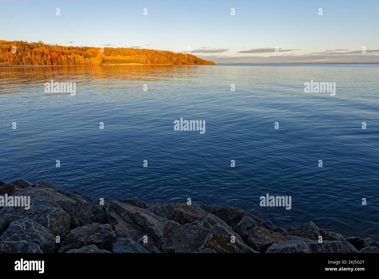 Les rives du fleuve Saint-Laurent à la fin d'une journée ensoleillée d'automne Banque D'Images