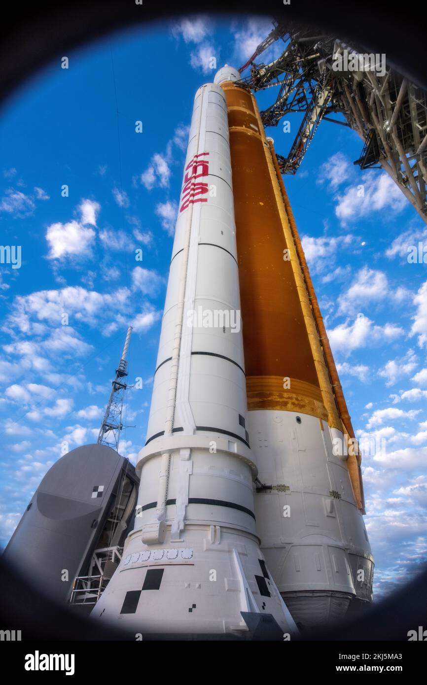 Kennedy Space Center, États-Unis d'Amérique. 15 novembre 2022. Une vue à grand angle à distance des énormes boosters de grande capacité qui transporteront le système de lancement spatial Artemis I de la NASA et l'engin spatial Orion en orbite à partir du plateau de lancement 39B du Kennedy Space Center, 15 novembre 2022, à Cape Canaveral, en Floride. Après plusieurs tentatives infructueuses, le test en vol non effectué devrait se lever sur 16 novembre. Crédit : Chris Coleman et Kevin Davis/NASA/Alay Live News Banque D'Images