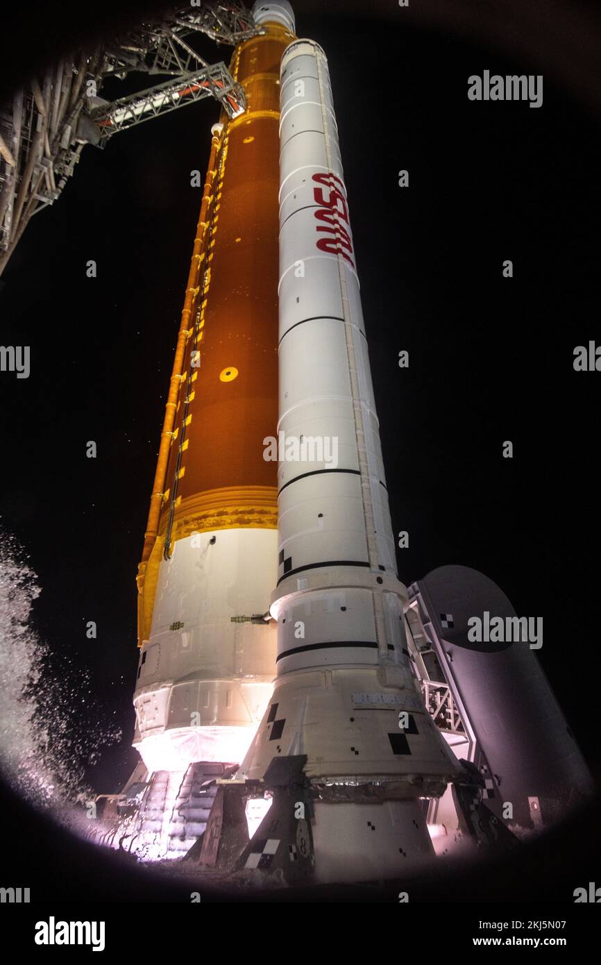 Kennedy Space Center, États-Unis d'Amérique. 16 novembre 2022. Les énormes surpresseurs de fusées solides à très grande hauteur de levage sur le système de lancement spatial Artemis I de la NASA transportant le vaisseau spatial Orion s'enflamment alors qu'il se prépare à l'explosion du lancer PAD 39B au Kennedy Space Center, 16 novembre 2022, à Cape Canaveral, en Floride. Après plusieurs tentatives infructueuses, l'essai en vol sans équipage s'est levé lors du premier essai de la mission d'exploration en profondeur. Crédit : Chris Coleman et Kevin Davis/NASA/Alay Live News Banque D'Images