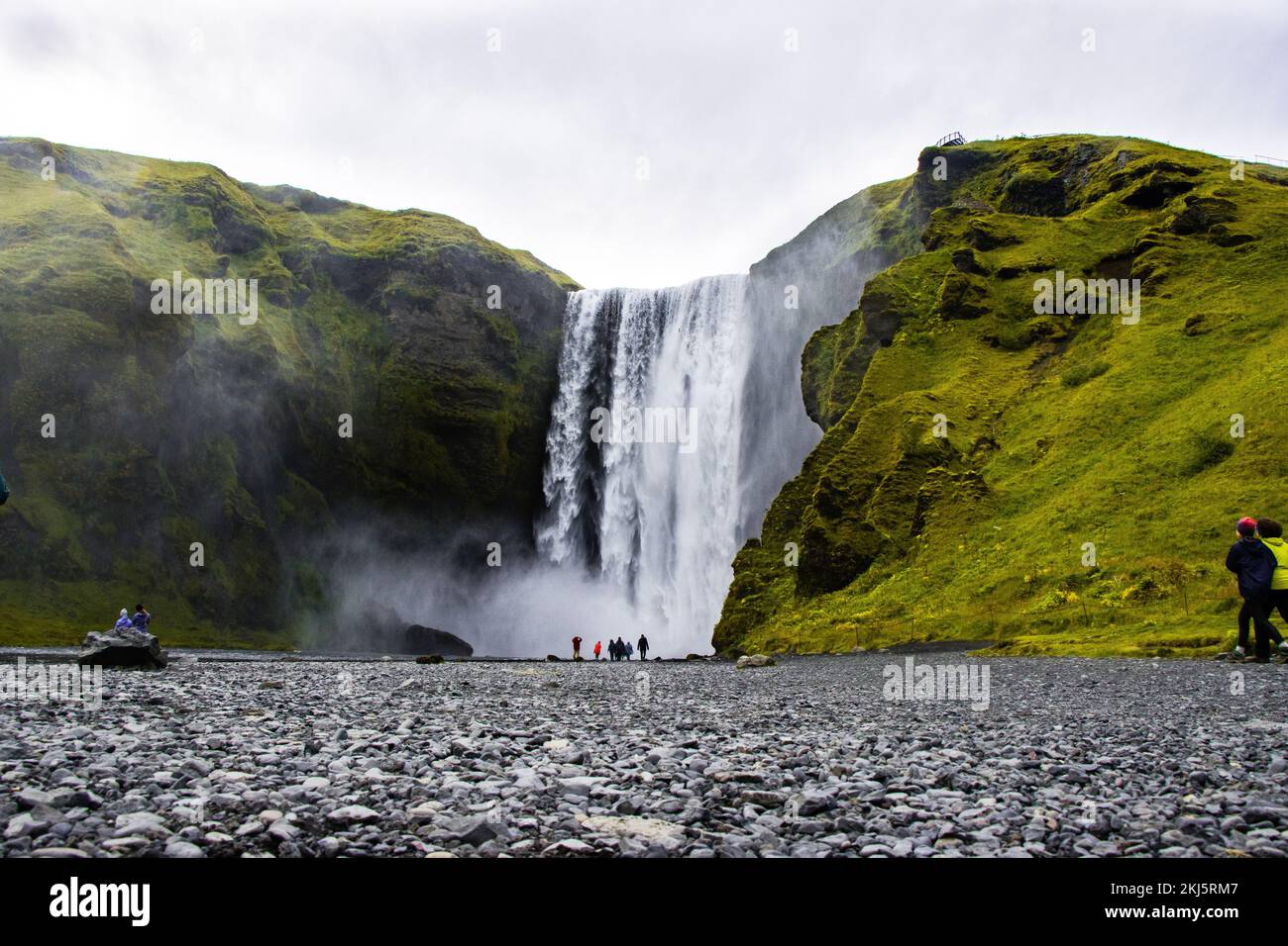 Chutes d'eau de Skogafoss en Islande vues lors de la visite de la route du cercle d'or Banque D'Images